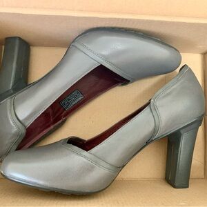 Tsubo Avoca Gray Leather Pumps